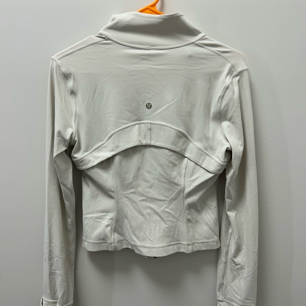 Lululemon Define Cropped Jacket
Nulu -cream and gold